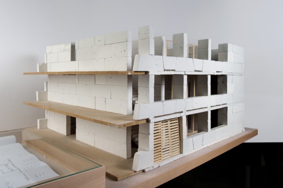 Maquette partielle (1:20) d'un ensemble de logements sociaux construits avec de grands blocs calcaires. Projet Logements sociaux Cornebarrieu, par Perraudin architecture ; Cornebarrieu, France, 2011.